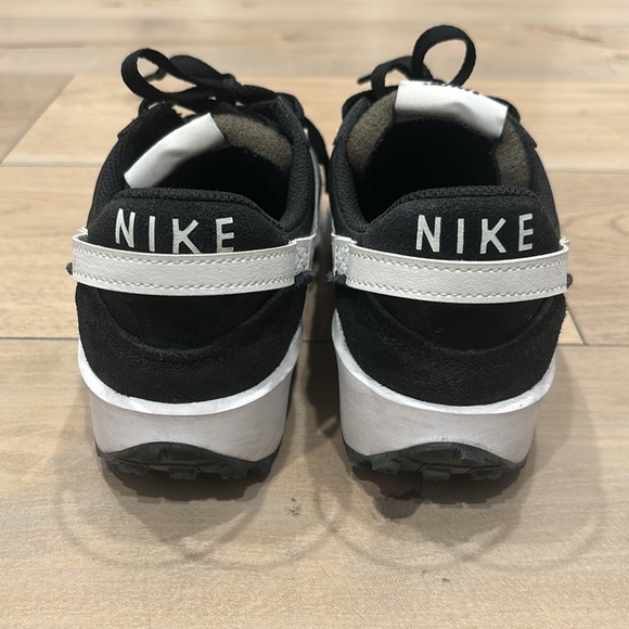 Nike women’s waffle shoe - Picture 3 of 7